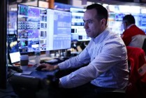 尾盘：标普指数延续上周涨势 市场关注中东局势