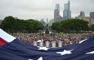 “不要国王！”抗议席卷全美，示威者涌入街头与警方发生冲突