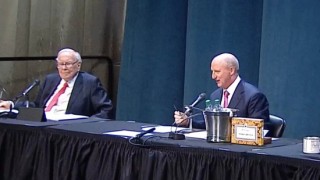 直击2025年巴菲特股东大会：贸易不应成为武器 市场波动实属常态 突然宣布年底卸任CEO