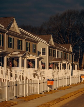 特朗普痛批“全民租房国家”，但其新政反而雪上加霜