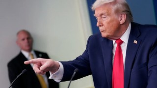 特朗普就收购格陵兰岛策略回应：“拭目以待”