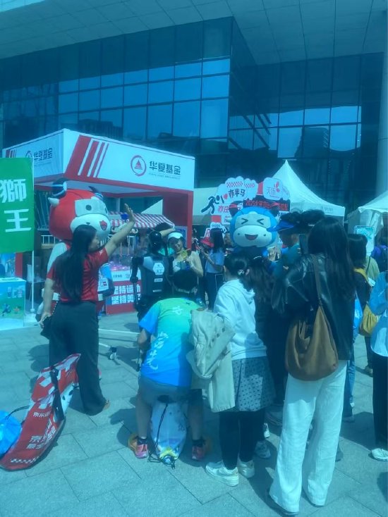 视频|人形机器人半马天工夺冠!华夏基金成赢家!现场展台人气爆棚 机器人ETF三年增34倍、今年增182%达116亿 第1张 视频|人形机器人半马天工夺冠!华夏基金成赢家!现场展台人气爆棚 机器人ETF三年增34倍、今年增182%达116亿 第1张