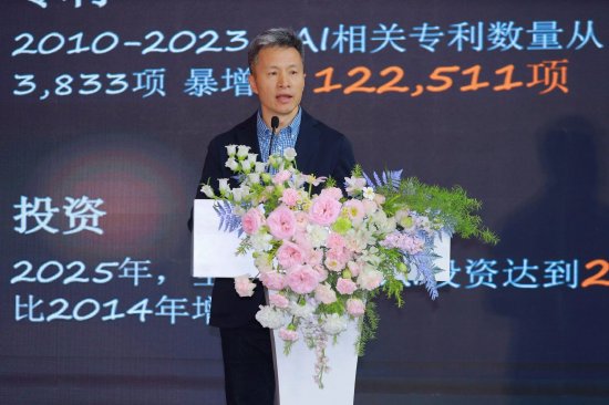 励讯集团张玉国谈AI时代：应该设立不能天天看手机，要找一两本书来看一看  第1张