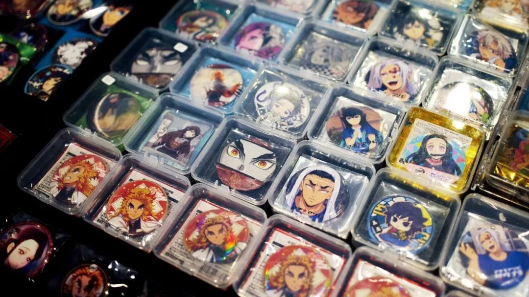 炒股不如“炒谷”？一块“吧唧”被炒到7万元，谁在为谷子经济买单？  第1张