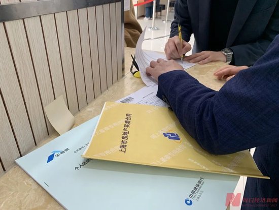 楼市回暖！上海二手房交易中心乌泱泱挤满人，单日成交可达上千套！中介：近期房东反而不着急了，买房人着急  第1张