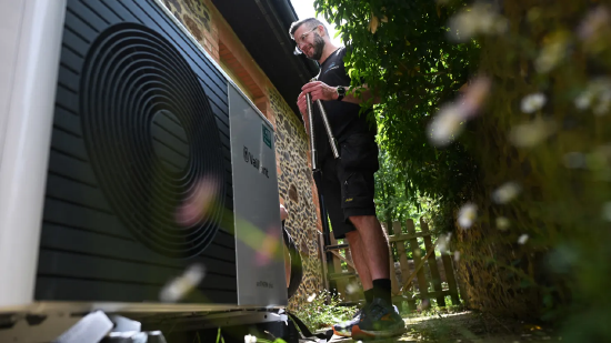 英国应对能源冲击，要求所有新建住宅安装太阳能板与热泵  第1张