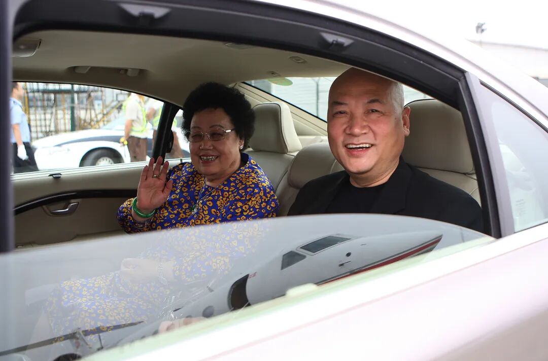 “猪八戒”马德华将送别陈丽华:大姐非常好非常有爱心,各方面都非常优秀,她为紫檀事业作出很大贡献,她的离去让我们很悲痛 第8张 “猪八戒”马德华将送别陈丽华:大姐非常好非常有爱心,各方面都非常优秀,她为紫檀事业作出很大贡献,她的离去让我们很悲痛 第8张